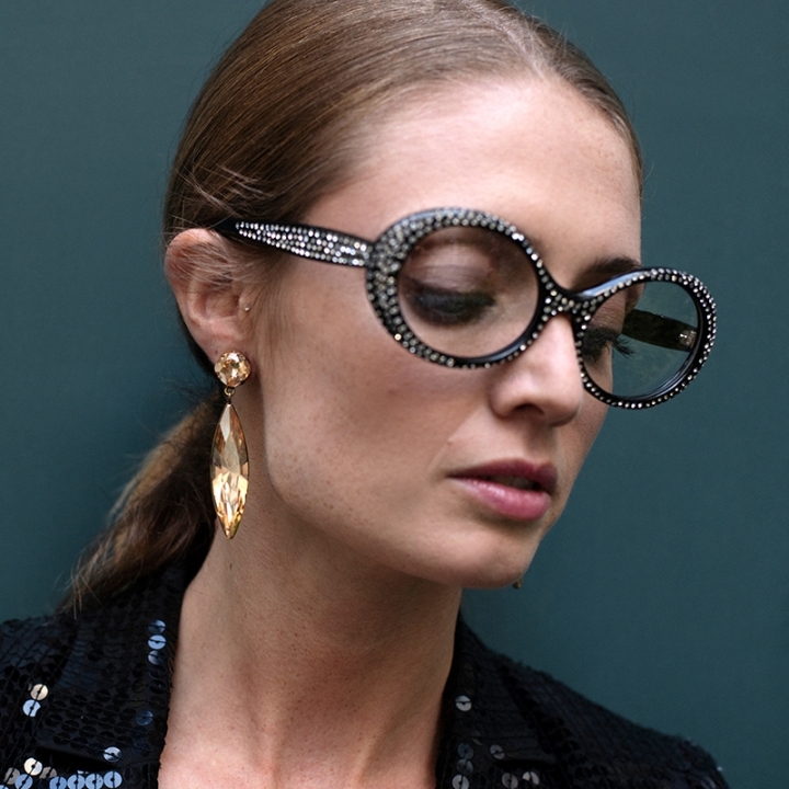 Boucle d'oreille strass courte