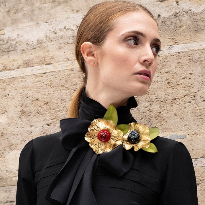 Broche fleur petale doré