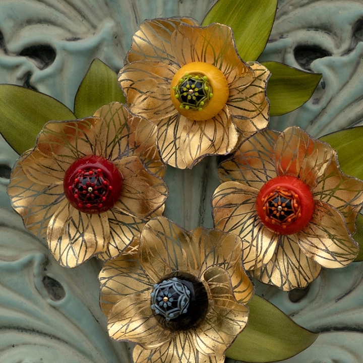 Broche fleur petale doré