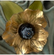 Broche fleur petale doré