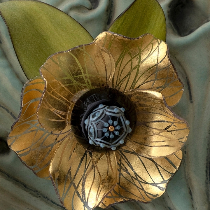 Broche fleur petale doré