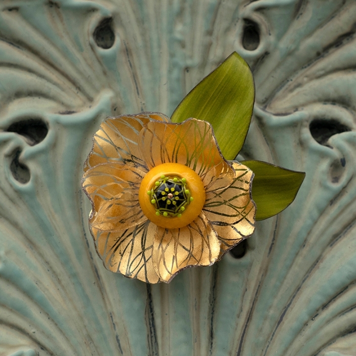 Broche fleur petale doré